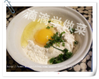 丰富早餐-----芹菜鸡蛋饼+土司的做法步骤：2