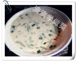 丰富早餐-----芹菜鸡蛋饼+土司的做法步骤：2