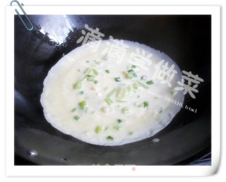丰富早餐-----芹菜鸡蛋饼+土司的做法步骤：2