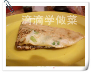 丰富早餐-----芹菜鸡蛋饼+土司的做法步骤：2