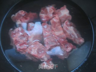 萝卜烧骨头的做法步骤：2