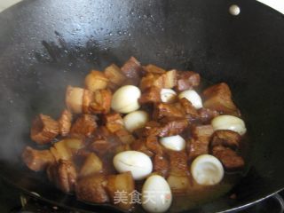 鹌鹑蛋红烧肉的做法步骤：2