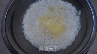 咸蛋皮蛋瘦肉粥的做法步骤：2