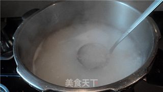 咸蛋皮蛋瘦肉粥的做法步骤：2