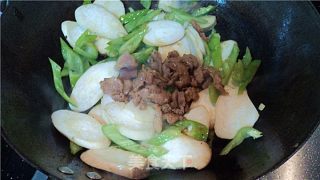 肉片炒双蔬的做法步骤：2
