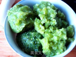家常美食简单做——芹香肉包的做法步骤：2
