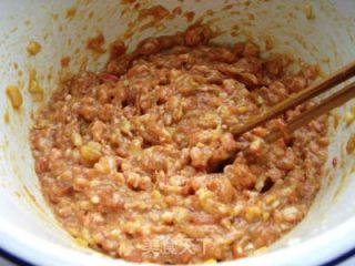 家常美食简单做——芹香肉包的做法步骤：2