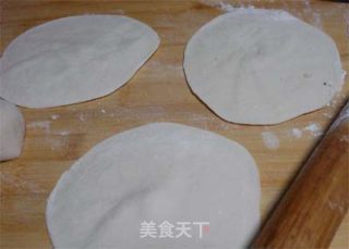家常美食简单做——芹香肉包的做法步骤：2