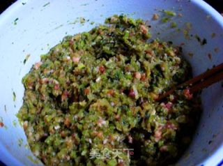 家常美食简单做——芹香肉包的做法步骤：2