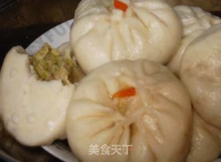 家常美食简单做——芹香肉包的做法步骤：2
