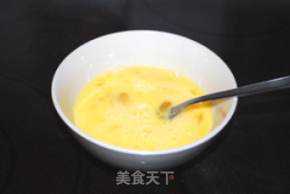 豆丁炒蛋的做法步骤：2