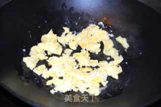 豆丁炒蛋的做法步骤：2