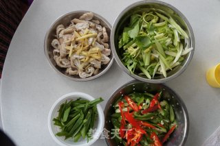 尖椒炒肥肠的做法步骤：2