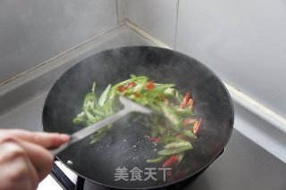 尖椒炒肥肠的做法步骤：2
