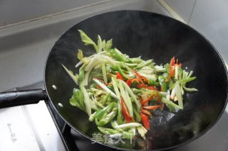 尖椒炒肥肠的做法步骤：2