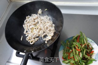 尖椒炒肥肠的做法步骤：2