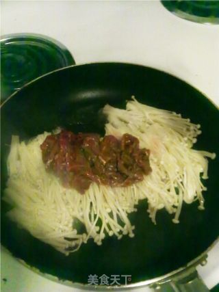 金针菇牛肉的做法步骤：2