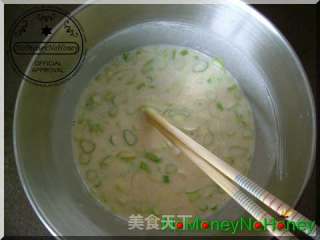 超级简单易鸡蛋饼的做法步骤：2