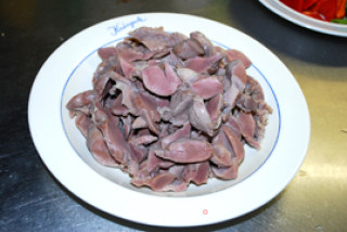 黑椒鸡胗的做法步骤：2