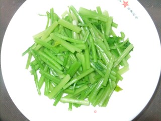 山芹炒肉丝的做法步骤：2