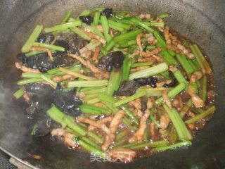 山芹炒肉丝的做法步骤：2