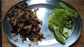 肉丝辣椒炒甜梅菜的做法步骤：2
