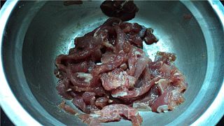 肉丝辣椒炒甜梅菜的做法步骤：2