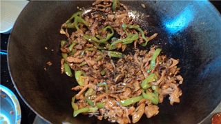 肉丝辣椒炒甜梅菜的做法步骤：2