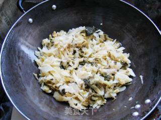 牛肉炒酸菜的做法步骤：2