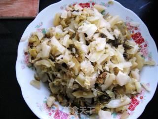牛肉炒酸菜的做法步骤：2