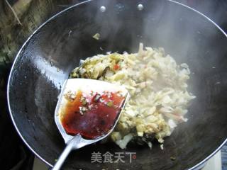牛肉炒酸菜的做法步骤：2