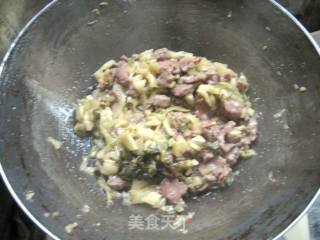 牛肉炒酸菜的做法步骤：2