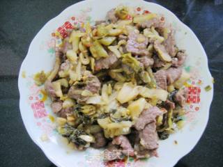 牛肉炒酸菜的做法步骤：2