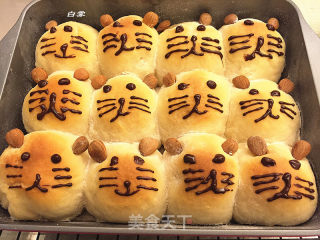 挤挤小猫面包的做法