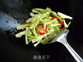 西兰花梗炒腊肠的做法步骤：2