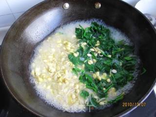 黄豆芽菠菜汤的做法步骤：2