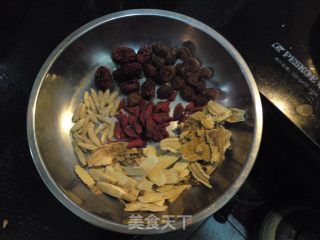 药膳鸡脚汤的做法步骤：2