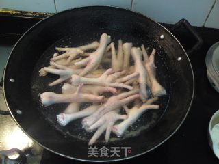 药膳鸡脚汤的做法步骤：2