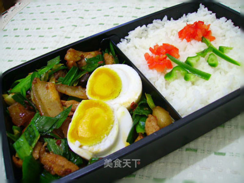 蒜苗回锅肉＋咸鸭蛋盒饭的做法