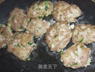 煎羊肉丸子的做法步骤：2