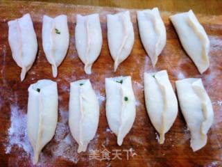 巧做美味——韭菜猪肉锅贴的做法步骤：2