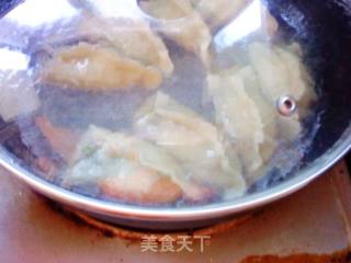 巧做美味——韭菜猪肉锅贴的做法步骤：2