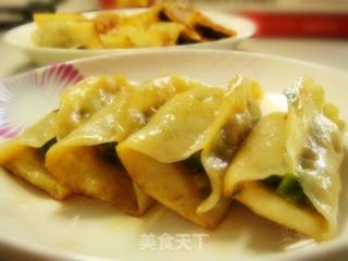 巧做美味——韭菜猪肉锅贴的做法步骤：2