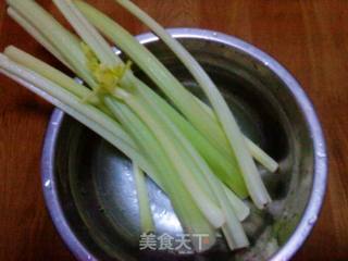 香芹炒鸡蛋的做法步骤：2