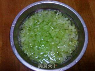 香芹炒鸡蛋的做法步骤：2