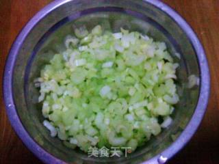 香芹炒鸡蛋的做法步骤：2