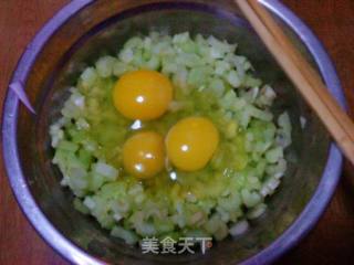香芹炒鸡蛋的做法步骤：2