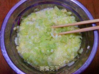 香芹炒鸡蛋的做法步骤：2