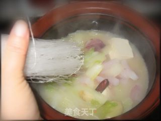 白菜鱿鱼豆腐煲的做法步骤：2