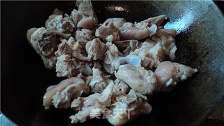 花生莲藕焖猪手的做法步骤：2